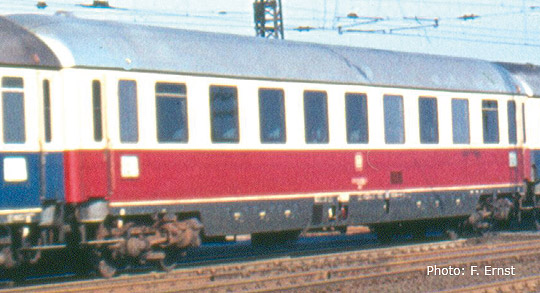 TEE Passenger car (exact 1:87 scale)<br /><a href='images/pictures/Roco/45802.jpg' target='_blank'>Full size image</a>